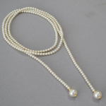 Prantsuse elegantne ni&scaron;i p&auml;rlikee temperament, mitmek&uuml;lgne pikkade helmestega kampsunikett. Erinevaid kandmisviise