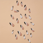 24 tk Keskmise pikkusega mandlikujulised pealepressitavad k&uuml;&uuml;ned geomeetrilise kuldse s&auml;deleva disainiga &ndash; l&auml;ikivad t&auml;iskattega keerdk&uuml;&uuml;ned naiste manik&uuml;&uuml;rile