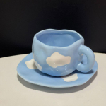 K&auml;sitsi maalitud sinise taeva valgete pilvedega kohvikruus alustassiga Keraamiline k&auml;sitsi valmistatud teetass alustassiga Armas kingitus Ebakorrap&auml;rane kohvikruus 250ml