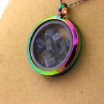 Pierres et Min&eacute;raux. Collier Kyanite brut. Mod&egrave;le multicolore.