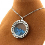 Pierres et Min&eacute;raux. Collier Apatite bleu neon brut. Mod&egrave;le Alphabet.