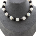 Pierres et Min&eacute;raux. Collier perles Pierre de lune 10 mm + Agate noire 10 mm. Chaine en Collier femmes, hommes. Taille personnalisa