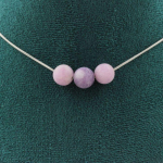 Pierres et Min&eacute;raux. Collier 3 perles Mica violet mat 8 mm. Chaine en acier inoxydable Collier femmes, hommes. Taille personnalisab