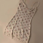 Suvine lilleline pitsist &ouml;&ouml;s&auml;rk: Seksikas Slim Fit spagetirihmadega pidžaama naistele M