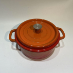 Premium malmist emailiga pott: Mittenakkuv, katmata hautis, paja- ja supipott, multifunktsionaalne k&ouml;&ouml;gin&otilde;u. Orange exterior, black interior