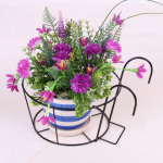 V&auml;ljas rippuv korv Taimede rauast nagid piirdeaed r&otilde;du &uuml;mmargused lillepotid rippuvad istutusaluse hoidik Aiakaunistus