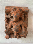 Antiikne k&auml;sitsi nikerdatud puidust Ganesha kuju: Hindu religioosne seinakinnitus 16&rdquo; X 8&rdquo; X 24&rdquo; (l x w x h) mitmev&auml;rviline
