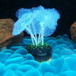 Akvaariumi helendav tehismeduus, silikoonist simuleeritud veetaimed, fluorestseeruvad