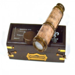 Pirate merev&auml;e messingist ja nahast viimistlusega teleskoop puidust karbiga, graveeritud silmaklaasiga, mereteleskoop, antiikne isikup&auml;rastatud teleskoop