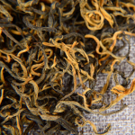 500g Yunnan Fengqing Dian Hong Tee &Uuml;ks Leht Kaardus Ribad Kung Fu Must Tee