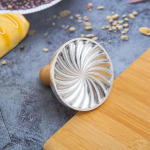 K&uuml;psisel&otilde;ikuri alumiiniumsulamist k&uuml;psisetemplid puidust k&auml;epidemega naeratava s&uuml;damemustriga DIY k&auml;sitsi pressitud k&uuml;psisevorm festivalipeoks