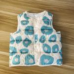 Lastele m&otilde;eldud puuvillased vestid, t&uuml;drukud ja poisid, kerge polsterdatud multifilmide vestiga jakk, s&uuml;gistalvised imikute riided 100