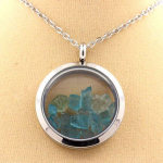 Pierres et Min&eacute;raux. Collier Apatite Paraiba brut. Mod&egrave;le M&eacute;daillon 30 mm. Couleur Argent.