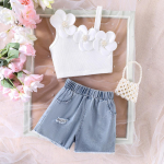 Suvine lastekomplekt t&uuml;drukutele, lilleline kaldus &otilde;lapaeltega pluus + 2 tk kauboi p&uuml;kse, T-s&auml;rk 4Y valge