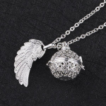 Raseduse bola topeltlillega puuri ripats ja inglitiib