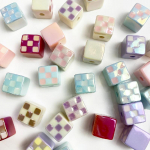 10 tk Segav&auml;rvilised ruudukujulised kuubikud helmed DIY k&auml;ev&otilde;ru kaelakee ehete valmistamine aksessuaarid k&auml;sitsi valmistatud materjalist kunst k&auml;sit&ouml;&ouml;