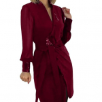 Naiste kleit V-kaelusega, litritega ja v&otilde;rkkangast lapitehnikas varrukatega, paeltega kinnitus, kitsas v&ouml;&ouml;koht, ebakorrap&auml;rane &auml;&auml;r, p&otilde;lvepikkune pidulik &auml;ristiil, midi kleit S tumepunast v&auml;rvi