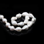 1 string valged barokkstiilis kunstp&auml;rlihelmed 1,8-2,2 cm, k&auml;sitsi valmistatud kalasaba helmed meisterdamiseks naistele meestele kaelakeed k&auml;ev&otilde;rud tarvikud, ehete valmistamine 36 cm 1String/36cm valge