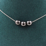 Pierres et Min&eacute;raux. Collier 3 perles H&eacute;matite 8 mm. Chaine en acier inoxydable Collier femmes, hommes. Taille personnalisable.