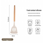 P&ouml;&ouml;gipuust silikoonist mittenakkuvad k&ouml;&ouml;git&ouml;&ouml;riistad: Puidust k&auml;epidemega spaatel, praadimislabidas ja supilusikas.