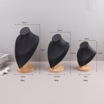 Sametine portree kaelakee vitriin, ripats S