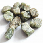 Looduslik roheline apatiidi kristall t&ouml;&ouml;tlemata kivi t&ouml;&ouml;tlemata v&auml;&auml;riskivi mineraalne n&auml;idis Akvaariumi kodu ruumi kaunistamine Fengshui 2-3cm roheline