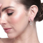 Estele naiste tilgakujulised k&otilde;rvar&otilde;ngad s&auml;rava tsirkooniga roosast kullast