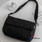 S&uuml;damekujuline nailonist messenger-kott, polsterdatud &otilde;larihmaga, kantav &uuml;le keha (1 v&auml;rv) 30x23x10.5cm must