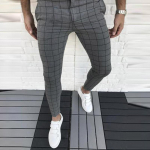 Moodsad meeste keskmise v&ouml;&ouml;ga Slim-Fit ruudulise mustriga vabaaja p&uuml;ksid jalgadega S hall