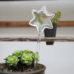 Automaatne k&auml;sitsi puhutud klaaslindude jooteseade potitaimedele Star watering can