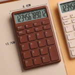 &Otilde;pilaskalkulaator Lihtsa disainiga p&otilde;hikalkulaator Suure tundlikkusega nupuga kaasaskantav kalkulaator &Otilde;pilaste kirjatarbed valge