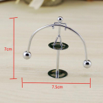 Newtoni pendlih&auml;ll Creative Balance Iron Man Pall K&auml;sit&ouml;&ouml; Ornament Tumbler Lastele Kingitus Laua M&auml;nguasi Kodukaunistamise Aksessuaarid Bipedal trumpet