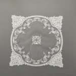 Tikitud v&otilde;rgust k&ouml;&ouml;gibaari lauamatt teekomplekt kohvitassi kate J&otilde;ulupulmapeo kaunistus