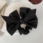 Elegantne must satiinist kaarpeapael elastse juukselipsuga prantsuse kuklile