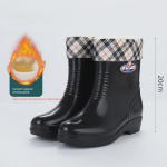 Naiste veekindlad keskmise s&auml;&auml;rega talvised vihmasaapad - Libisemiskindlad, sametvoodriga, moekad, paksustatud soojuse tagamiseks Size 39