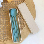 4-osaline nisu&otilde;lest lauan&otilde;ude komplekt, kaasaskantavad s&ouml;&ouml;giriistad, nuga, kahvel, lusikas, keskkonnas&otilde;bralik reisikomplekt, s&ouml;&ouml;giriistade karp, s&ouml;&ouml;gipulkade komplekt roheline