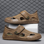 Meeste v&otilde;rk-sandaalid tasase tallaga ja k&auml;sitsi &otilde;mmeldud, hingavuse tagamiseks. Trendikad vabaaja libisemisvastased suured rannasandaalid meestele. 39 pruun