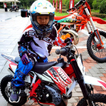 motokrossi riietekomplekt lastele Noorte s&auml;rgi ja p&uuml;kste komplektid laps roheline Mootorratta must 3 4 5 6 7 8 9 10 aastat Maastikus&otilde;idu &uuml;likond sinine oranž Enduro kross poiss t&uuml;druk XL-26