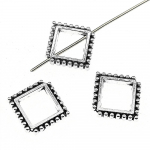 15 t&uuml;kki vahet&uuml;kk isetehtud ehete jaoks. K&auml;sitsi valmistatud v&auml;ikesed augud, helmed, 17x15x3 mm, ava suurus 1 mm B13796 antiikne h&otilde;bedane v&auml;rv