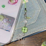 1 tk Lucky Four Leaf Clover mobiiltelefoni kett Y2K Trendikas helmestega telefonipael, v&otilde;tmehoidja t&uuml;drukutele kingitused roosa