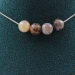 Pierres et Min&eacute;raux. Collier 4 perles Agate Feuille de Bambou 8 mm Chaine en acier inoxydable.