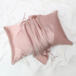 Liblikatega tikitud 19 momme raske mooruspuusiidist padjap&uuml;&uuml;r 53x74 cm