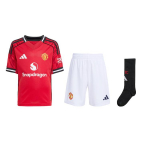 Adidas Vabaaja spordikomplekt Manchester United 25/26 Koduvorm Triibuline V-kaelusega L&uuml;hikeste varrukatega 3-osaline komplekt Lastekomplektid JP3019 104