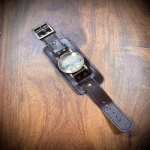 Nahast rihmaga Steampunk randmekella messingist ja nahast kompassiga k&auml;ev&otilde;ru, ideaalne seiklusteks, m&auml;lestuskingitus, seikluskingitus, matkakingitus.