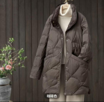S&uuml;gis-talvine naiste keskmise pikkusega udunjakk, valge pardisulega, moekas l&auml;&auml;nelikus stiilis, retro, soodsa pilve mustriga p&uuml;stkrae jakk 3XL kohv