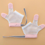 1 paar beebide hammustuse v&auml;ltimise s&otilde;rmede k&uuml;&uuml;nte kindad lastele imikute p&ouml;idla s&otilde;rmede imemise l&otilde;petamise kindad laste hammustamisvastased s&ouml;&ouml;misk&auml;ed L-(double finger)