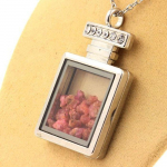 Pierres et Min&eacute;raux. Collier Spinelle brut. Mod&egrave;le flacon.