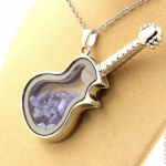 Pierres et Min&eacute;raux. Collier Tanzanite brut. Mod&egrave;le guitare.