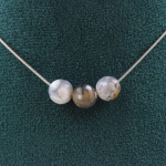 Pierres et Min&eacute;raux. Collier 3 perles Agate veines de Dragon 8 mm. Chaine en acier Collier femmes, hommes. Taille personnalisable.