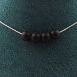 Pierres et Min&eacute;raux. Collier 4 perles Onyx noir mat 8 mm. Chaine en acier inoxydable Collier femmes, hommes. Taille personnalisable.